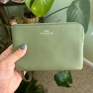 🌿 Olive Green Coach Crossgrain Leather Corner Zip Wristlet